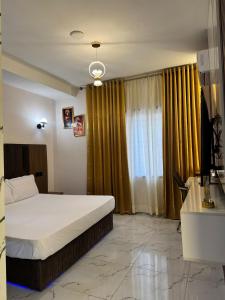 哈科特港Spacious Studio Apartment in Portharcourt的一间有床和窗户的酒店房间