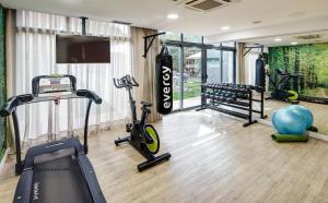 Fitness centrum a/nebo fitness zařízení v ubytování Sercotel Cornellà Barcelona + 37 fotografií