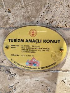 un cartello giallo che dice tunian amaq kunit di Mar Boutique Apartment a Istanbul