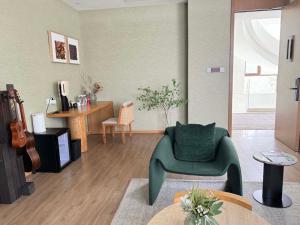 Area soggiorno di Chengdu Flowing Strings peninsula boutique hotel-Near the Sichuan Cuisine Museum