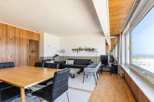 Un comedor y una sala de estar con mesa y sillas. en Clapotis A 0701 G, en Oostduinkerke