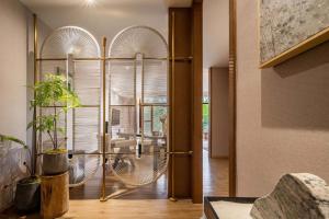 una stanza con una porta girevole con un ventilatore di Chengdu Flowing Strings peninsula boutique hotel-Near the Sichuan Cuisine Museum a Pi