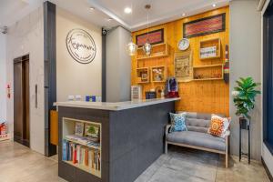 a bar in a library with a chair and books at Kapamumu b&b in Yuchi