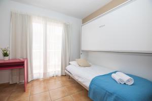 Łóżko lub łóżka w pokoju w obiekcie Casa Esther Corralejo
