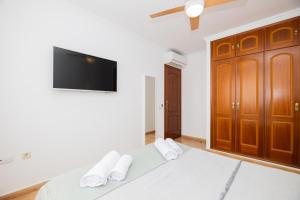 Telewizja i/lub zestaw kina domowego w obiekcie Casa Esther Corralejo