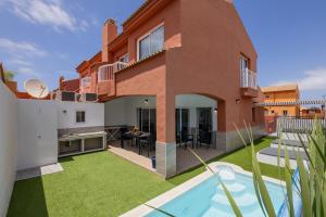 dom z dziedzińcem z basenem w obiekcie Casa Esther Corralejo w Corralejo