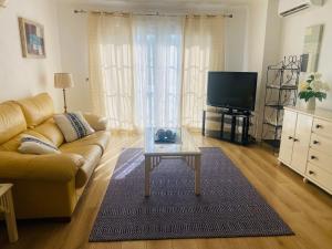 TV a/nebo společenská místnost v ubytování Pueblo Los Olivos, Riviera del Sol