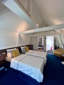 アムステルダムにあるAmsterdam 4 Holiday GuestRoomsの大きなベッドとソファのある寝室