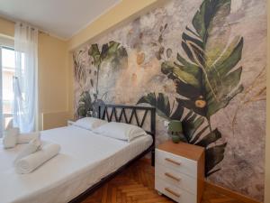 Schlafzimmer mit einem Bett mit Wandbild in der Unterkunft I-Host Apartment - Lucania 12 in Mailand