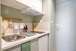 eine Küche mit Spüle und Arbeitsplatte in der Unterkunft Studio centre 10 min gare comedie in Montpellier + 23 Fotos