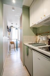 eine Küche mit Spüle und Herd oberen Backofen in der Unterkunft Studio centre 10 min gare comedie in Montpellier