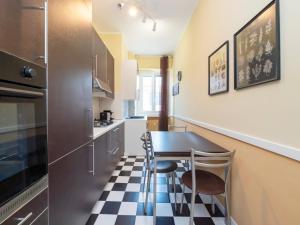 eine Küche mit schwarz-weiß kariertem Boden in der Unterkunft I-Host Apartment - Lucania 12 in Mailand