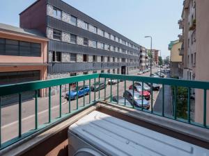 einen Balkon mit Blick auf eine Stadtstraße in der Unterkunft I-Host Apartment - Lucania 12 in Mailand