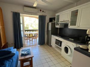 Kuchyň nebo kuchyňský kout v ubytování Home dans la pinède pour 4 personnes + 29 fotografií