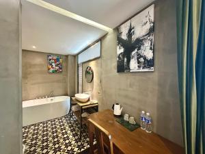 un bagno con vasca e lavandino di Suzhou Unique Space Design Art Hotel a Suzhou Altre 37 foto