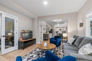 una sala de estar con un sofá y una mesa en Red Maple, en Minneapolis