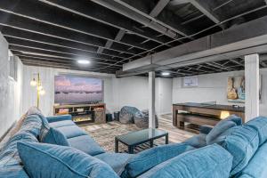 Una sala de estar con un sofá azul y una mesa de billar. en Red Maple, en Minneapolis