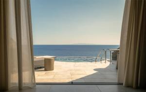 una vista sull'oceano da una camera d'albergo di Olen Syros a Megas Gialos - Nites