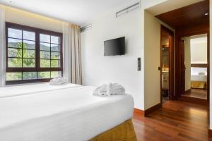 Giường trong phòng chung tại Hotel & Spa Monasterio de Boltaña