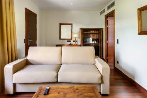 Khu vực ghế ngồi tại Hotel & Spa Monasterio de Boltaña