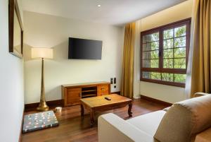TV/trung tâm giải trí tại Hotel & Spa Monasterio de Boltaña