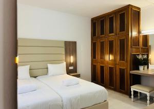 Ліжко або ліжка в номері Marlita Beach Hotel Apartments