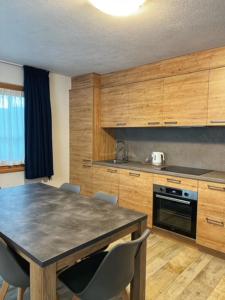 Kuchyňa alebo kuchynka v ubytovaní Residence Raethia tra Bormio e Livigno
