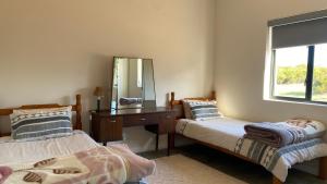 Postel nebo postele na pokoji v ubytování Fish & Go -Lovely cottage in gated Estate on river