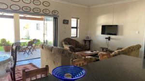 TV a/nebo společenská místnost v ubytování Fish & Go -Lovely cottage in gated Estate on river