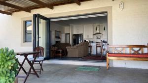 Posezení v ubytování Fish & Go -Lovely cottage in gated Estate on river