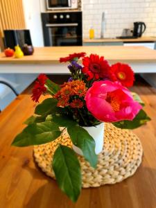a bouquet of flowers in a vase on a table at Gîte Le Petit Velours in Lancié
