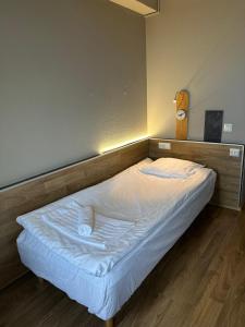 a small bed in a room with at Casual Housing Kemi in Kemi
