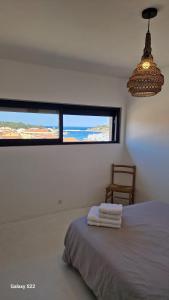 Ένα ή περισσότερα κρεβάτια σε δωμάτιο στο Maison vue mer, terraces, parking, proche port, climatisation