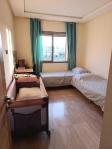 Ένα ή περισσότερα κρεβάτια σε δωμάτιο στο Appartement avec piscine proche plage oued cherrat +10 φωτογραφίες