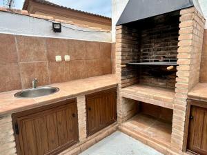 Φωτογραφία από το άλμπουμ του Modern 3-Bedroom Villa with Private Pool & BBQ σε Κάδιθ