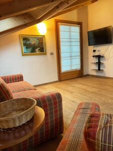 Televízia a/alebo spoločenská miestnosť v ubytovaní Residence Raethia tra Bormio e Livigno