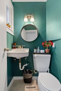 Un baño con un inodoro blanco y un lavabo. en The Linden House, en Minneapolis 38 fotos más