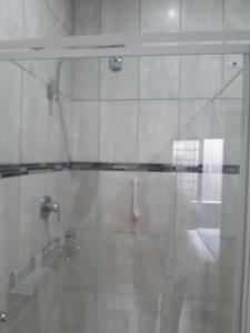Un baño de CBS Accommodation