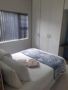 Una cama o camas en una habitación de CBS Accommodation