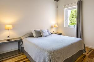 Un dormitorio con una cama grande y una ventana. en Grandola Mountain Paradise, en Grândola 38 fotos más