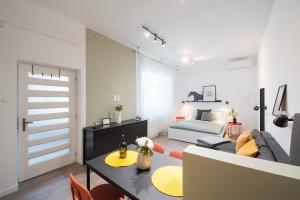 - un salon avec une chambre dotée d'un lit et d'une table dans l'établissement Basilica Apartments, à Budapest