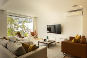 un soggiorno con due divani e una TV di Contemporary Restelo Pool Haven a Lisbona