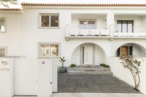 Casa bianca con veranda e balcone. di Contemporary Restelo Pool Haven a Lisbona