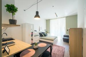 une cuisine et un salon avec une table et un canapé dans l'établissement Basilica Apartments, à Budapest