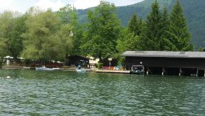 een hut op het water naast een meer bij Landhaus Fuchs in Walchsee