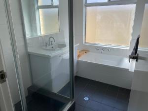 Photo de la galerie de l'établissement Alkimos Beach Family Accommodation, à Alkimos