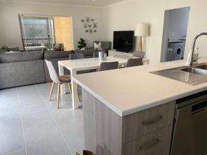 Photo de la galerie de l'établissement Alkimos Beach Family Accommodation, à Alkimos