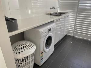 Photo de la galerie de l'établissement Alkimos Beach Family Accommodation, à Alkimos 9 autres photos