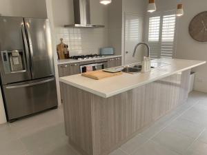 Η κουζίνα ή μικρή κουζίνα στο Alkimos Beach Family Accommodation