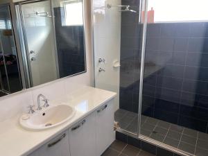 Ένα μπάνιο στο Alkimos Beach Family Accommodation +9 φωτογραφίες